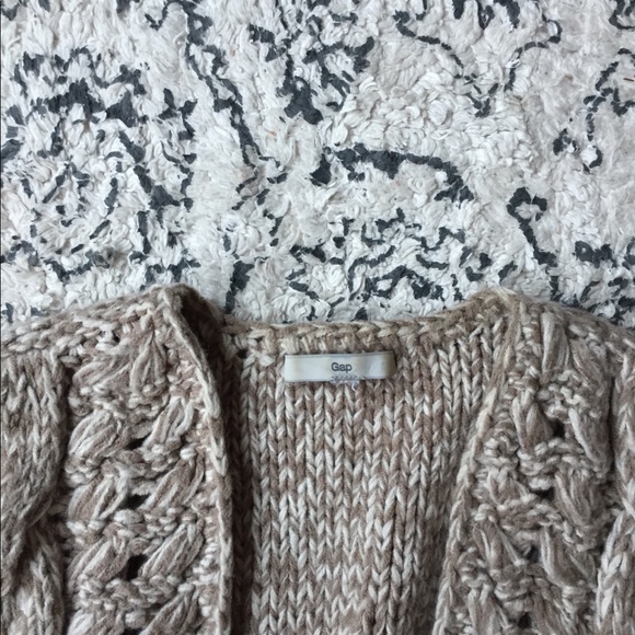 Gap Vest • Your new favorite winter item - Picture 5 of 5